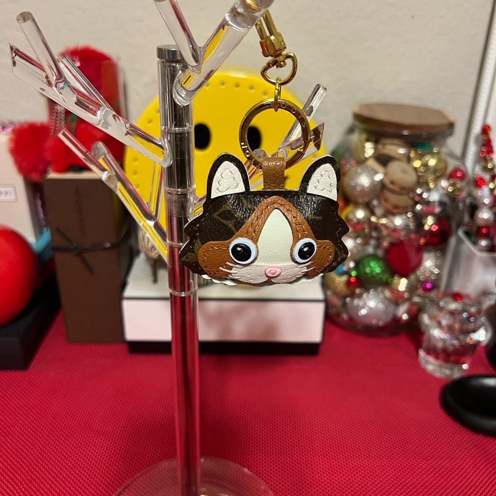 Cat Face bag charm Keychain with Brown and White Accents. Gold tone hardware.